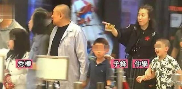 67岁刘銮雄手牵前妻儿子出行,女首富甘比紧随