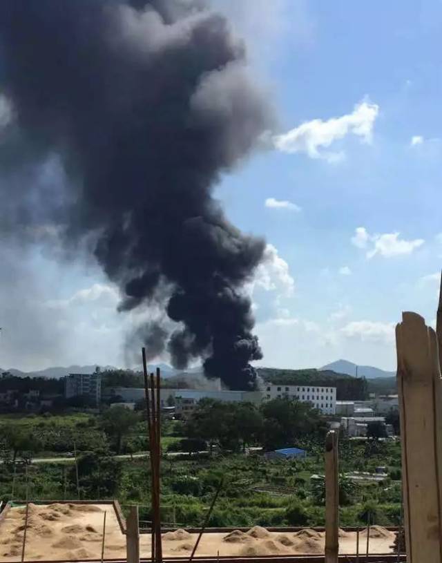 突发佛冈一厂房发生火灾浓烟滚滚