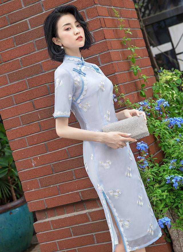 不穿裙子穿旗袍,小姐姐气质不要太惊艳!