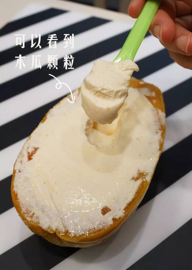 第二个测评的口味是木瓜冰淇淋 大小和爱疯6plus相当 拿出来时,完全