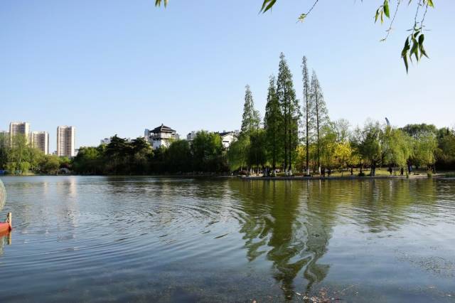 北边属于淮南市的是八公山国家森林公园,距离淮南市中心约20公里;南边