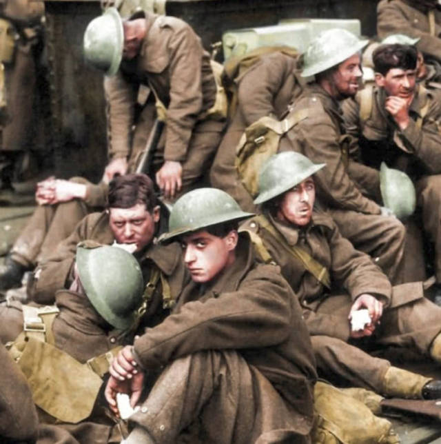 二战彩色老照片:看看英军在敦刻尔克惊慌逃亡的模样
