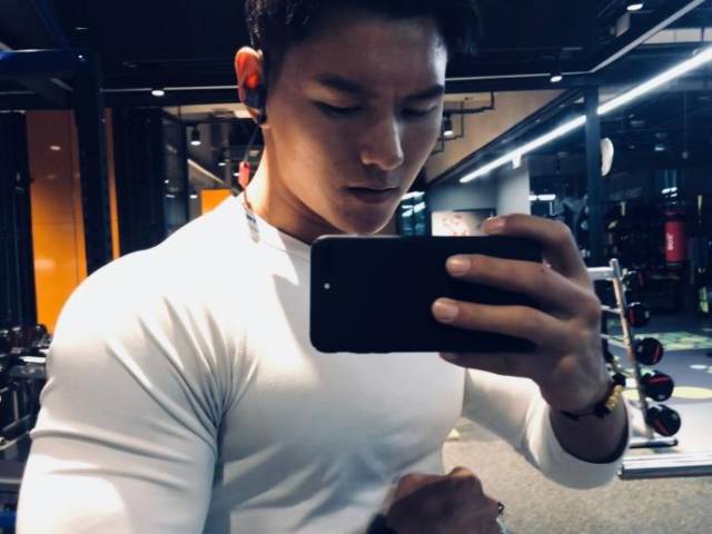 毕业后参加比赛,夺得了中国健体先生,中国健身好榜样全国十佳优秀教练