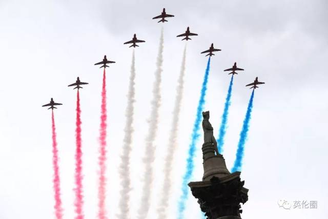 每到英国大型典礼,它们都会出现,在天空上拉出红白蓝三色彩烟▼戳右边