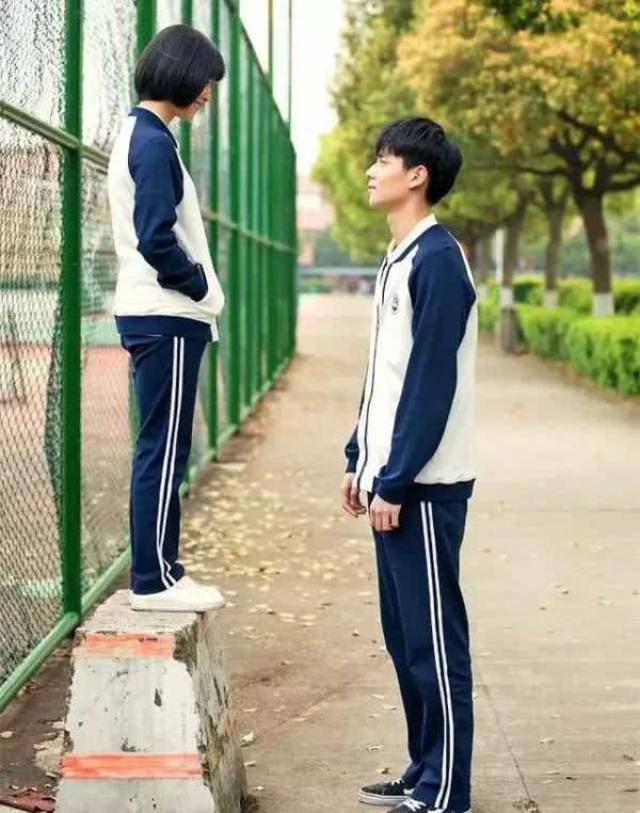 沈月挺满意自己身高,霸气喊话说她矮的人,见到本人就能知道高矮