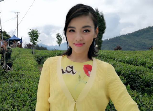 国家一级演员陈思思近照,多次登上央视春晚,如今42岁美如少女