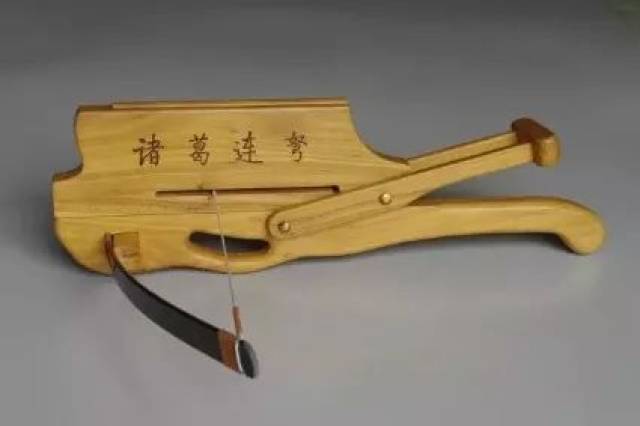 这个"跑偏"木匠就是 来自东光的吴景刚 他复制的诸葛连弩 被军事博物