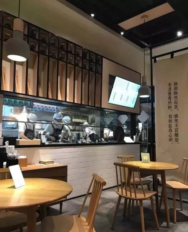 麦饼为卖点的早餐店 设计风格是实打实的文艺 明厨亮灶式的开放厨房