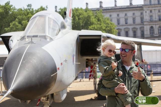 7月10日,英国皇家空军在伦敦举行成立100周年纪念庆典.