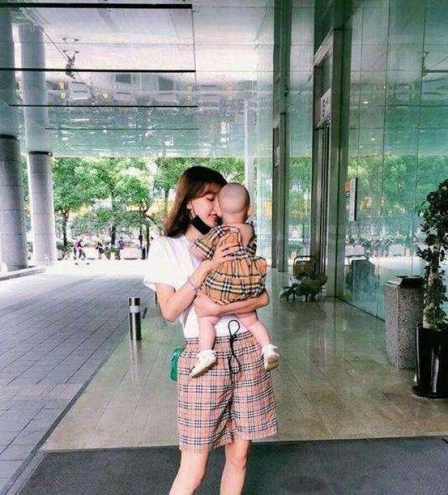 孙怡网晒女儿点菜照片,可大家都盯着董子健女