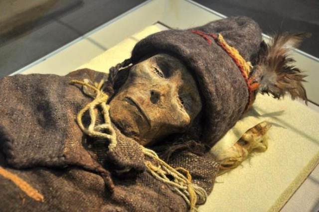 罗布泊现七星巨棺,墓主3800年不腐,面露神秘微笑!