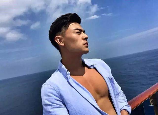 好看的胸肌来啦,还有腹肌和公狗腰