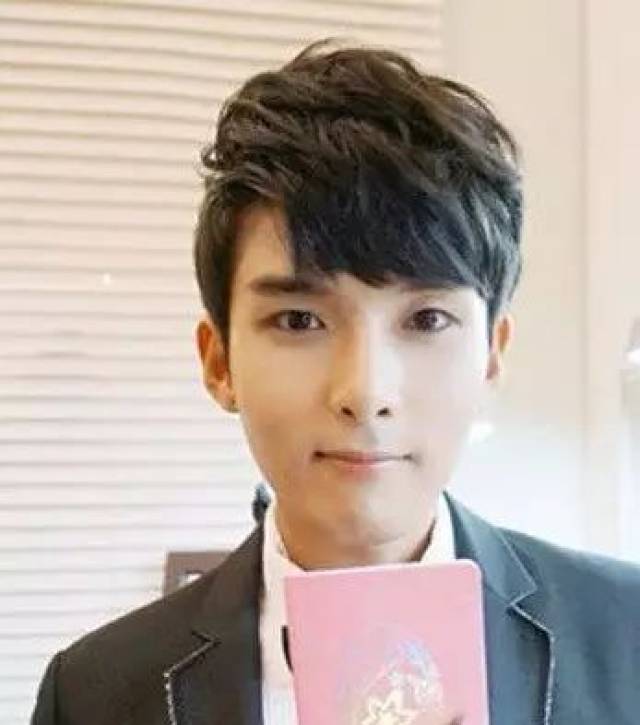 个性改良版的飞机而且清爽的三七分的设计更显时尚型男,自然的发色显