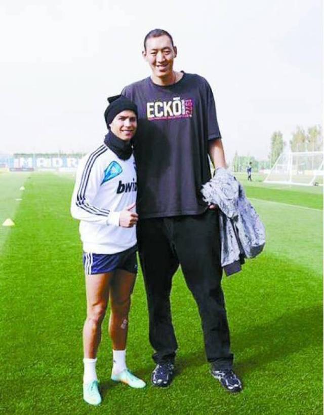 2米36巨人合影什么体验?巨石强森小鸟依人,c罗连他肩膀都不到