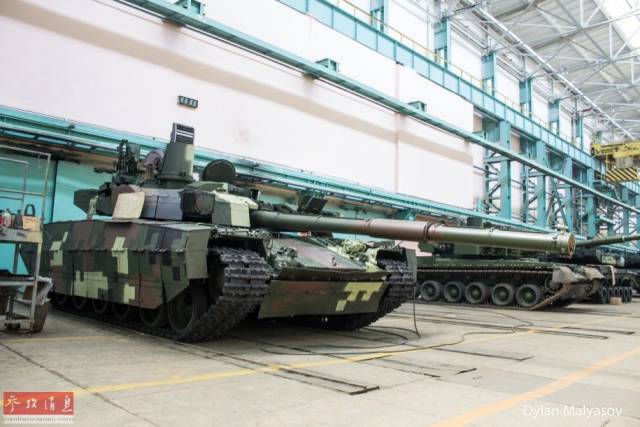 图中可见"堡垒-t"配备的kab-3型125毫米滑膛炮.