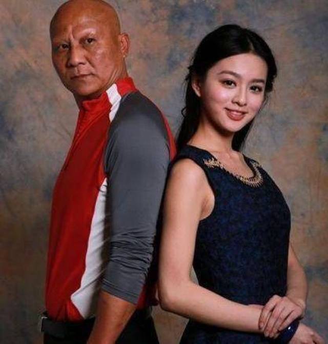 57岁逝世的武打演员计春华,其他明星都发微博,只有吴京到场悼念