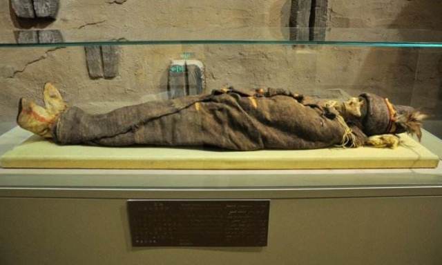 罗布泊现七星巨棺,墓主3800年不腐,面露神秘微笑!