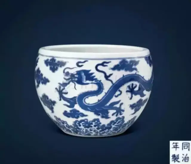 到了清代末期,龙的形象大不如前,腰体僵硬,缺乏动感,显得老态龙钟,也