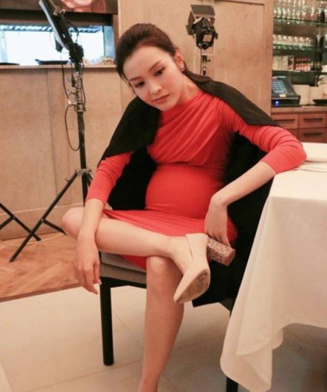 女神变大妈!TVB李佳芯新剧《BB来了》挺大肚、粗鲁翘脚形象全毁