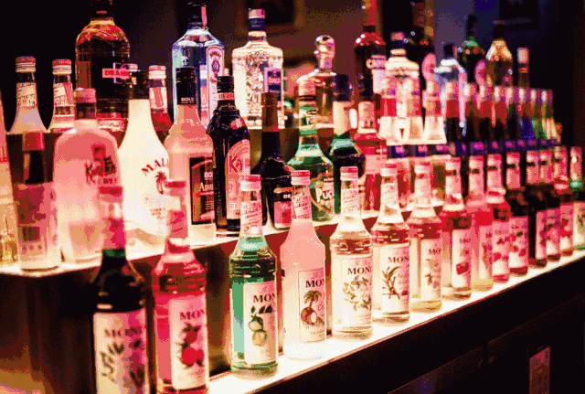 进口啤酒,红酒,洋酒,小食样样俱全