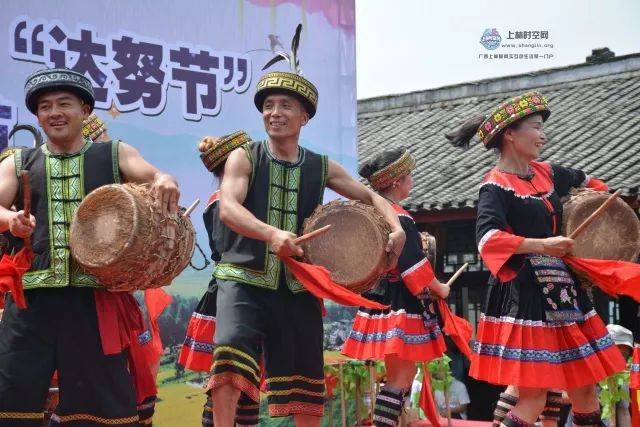 今日八方宾客集聚镇圩 欢度"达努节" 带你直击现场(上林时空)