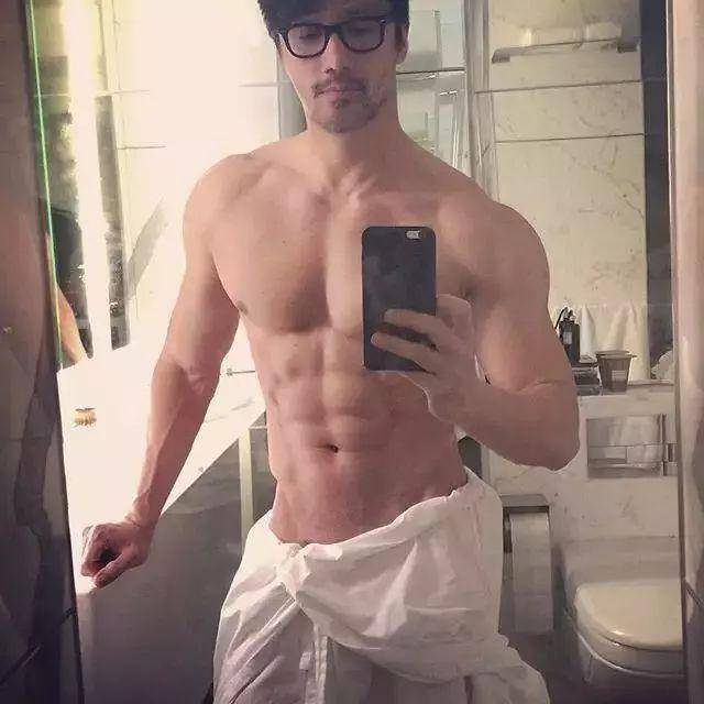 脱掉衣服后秒变肌肉男,这腹肌人鱼线完虐小鲜肉们