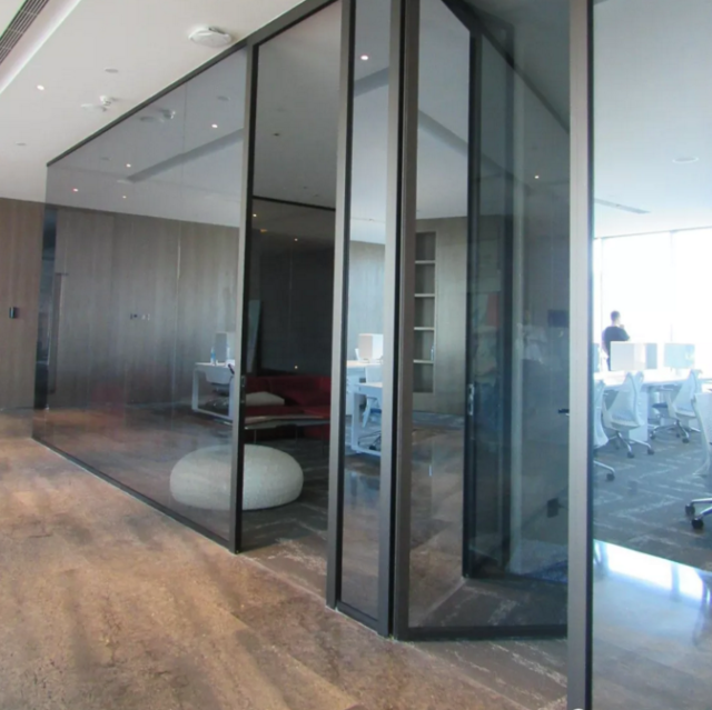 玻璃门的作用让办公室仿佛扩大了一倍,即使空间不够大,不够宽敞的办公