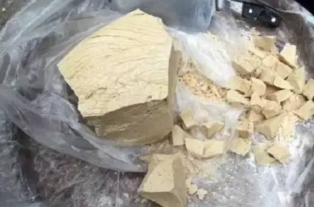 柠檬味,酸酸甜甜的 瑞士糖现在小卖部还有卖哦 以前一毛钱一袋的冰袋