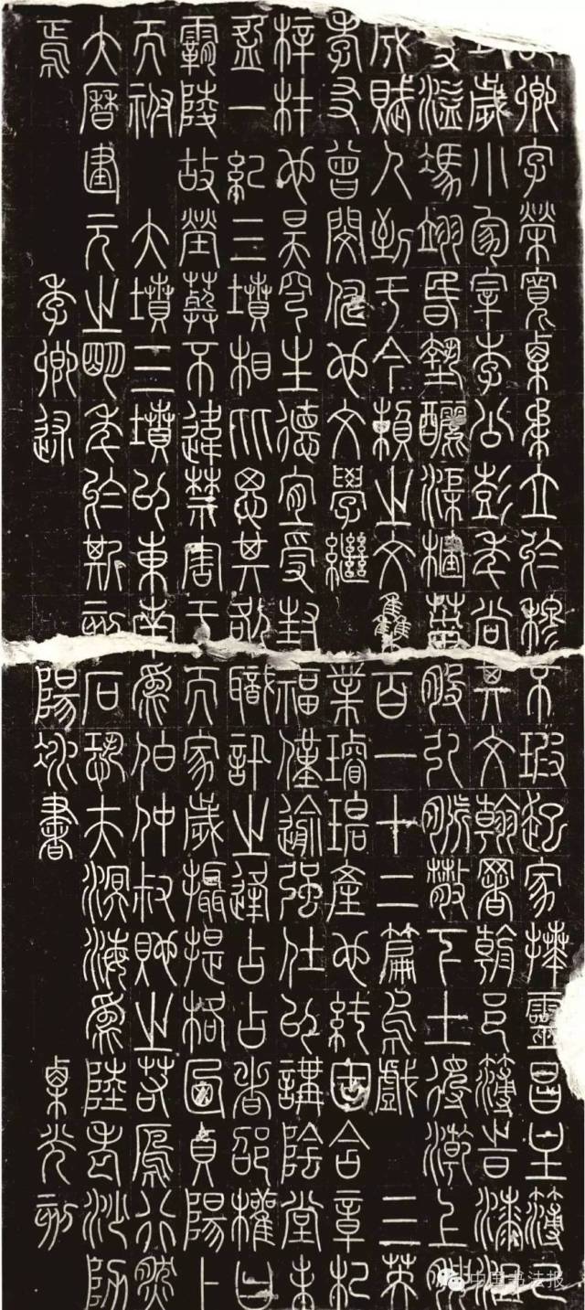 李阳冰的书法是以篆书而闻名的,他最初学秦朝的《峄山碑》,在用笔,结