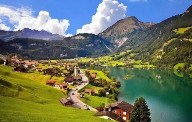 瑞士最美湖泊火车线,火车从历史名城luzern出发,翻越brünig pass,驶