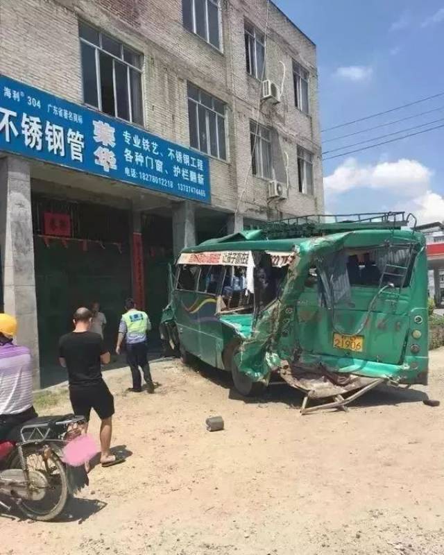 岑溪探花路段一辆客车与货车相撞,两车严重变形.