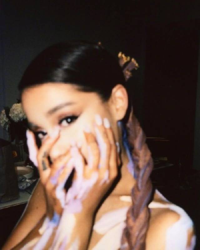 a妹ariana grande登上elle封面,一起见证她的蜕变过程