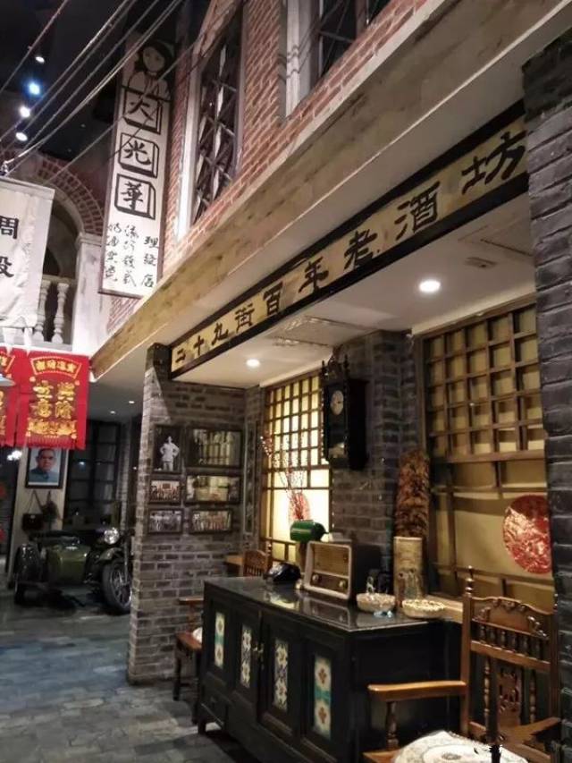 一家民国风格的店铺,店内满满的复古风,老式的字体和装饰,都是十分有