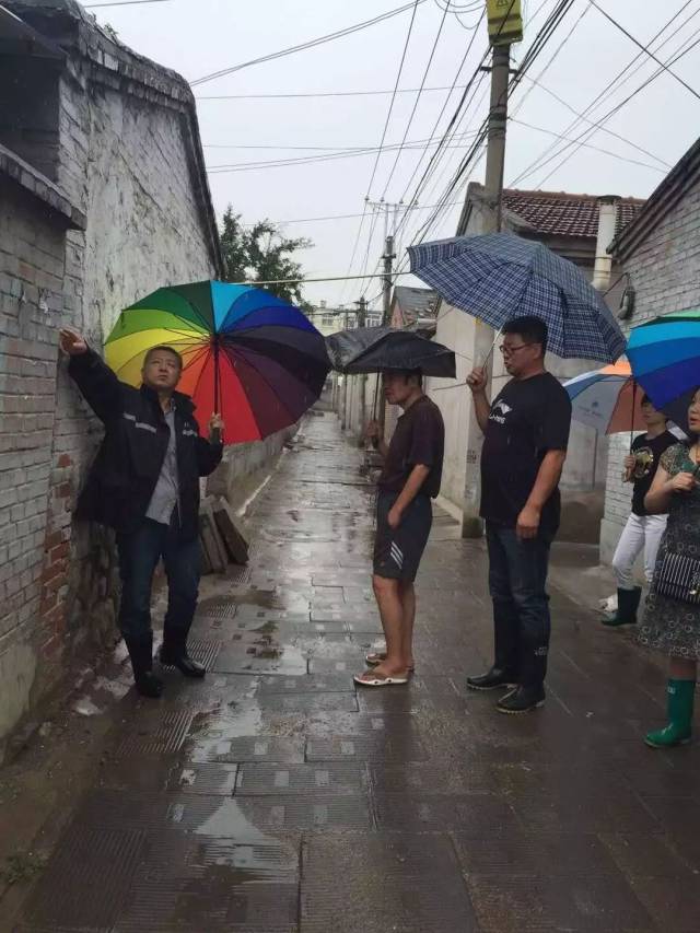 南口镇人大代表苗广义,带病坚持检查老旧社区危房住户防汛情况.