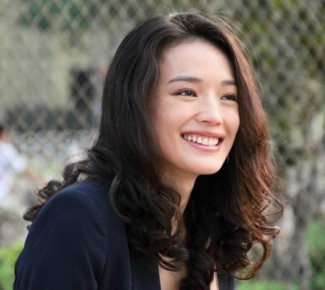 舒淇晒素颜照,皮肤还在过敏,网友劝她:少拍戏少化妆