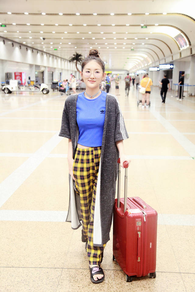 喵喵汪汪有妖怪杀青李家慧现身首都国际机场