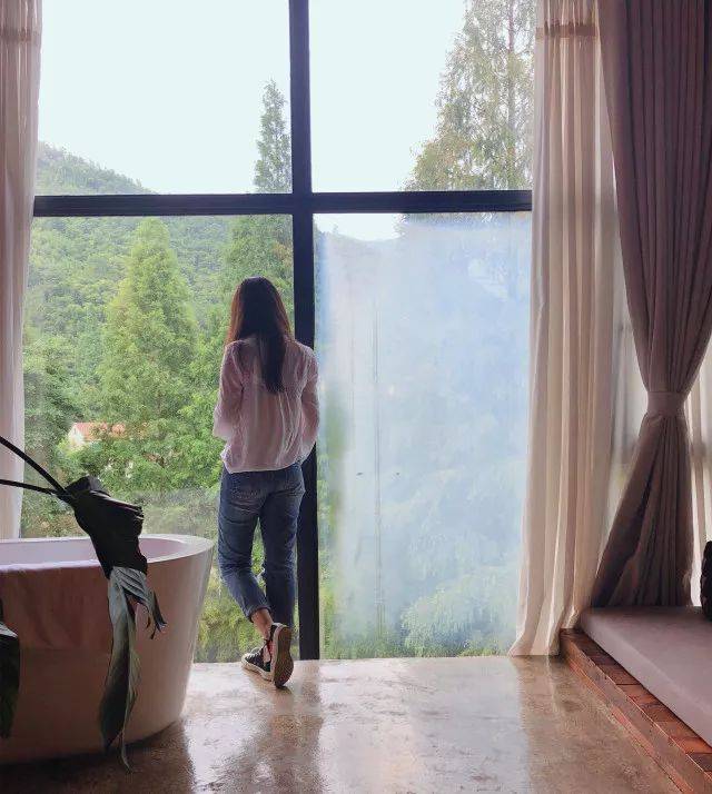 进入房间的第一件事,就是去窗边看风景