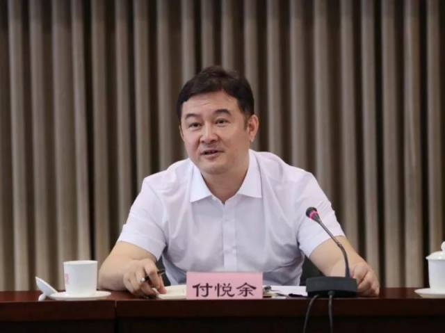 民革中央副秘书长,调研部部长付悦余主持座谈会