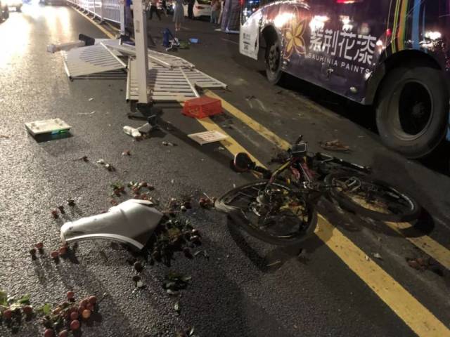 昨晚在清宁路发生了一起严重车祸,事故原因是.