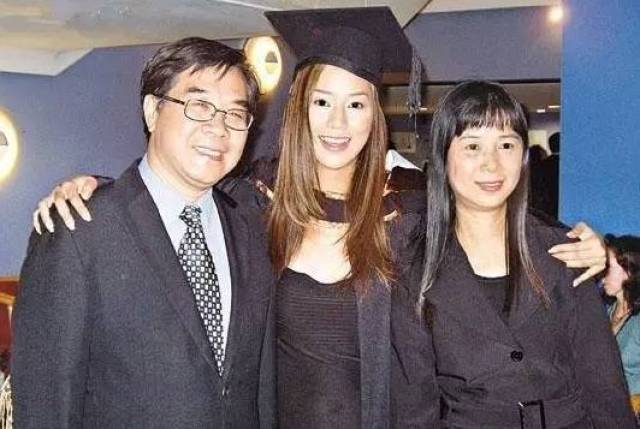 后来,她涉足娱乐圈还没多久呢,就认识了李兆基的次子李家诚,现任