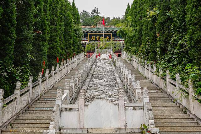 "暑期"全家避暑游,登寺山燃灯塔俯览西峡全景