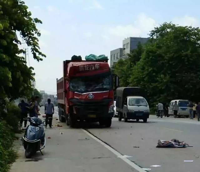 岑溪探花路段一辆客车与货车相撞,两车严重变形.