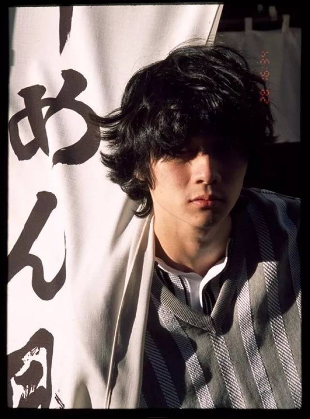 长发 死鱼眼,这个男人的颜挺迷的