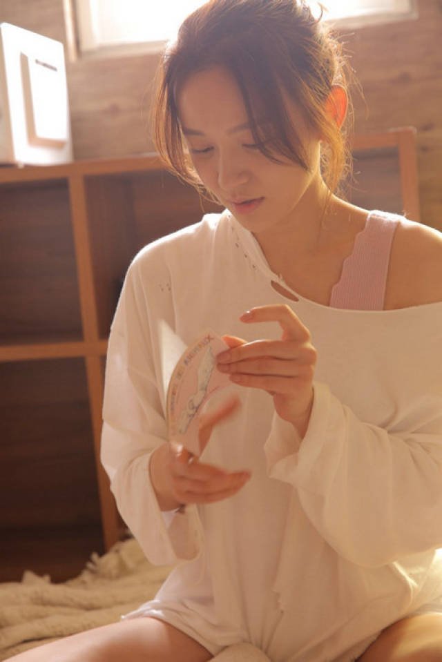 施诗夏日暖意写真曝光 随性灵动少女感十足