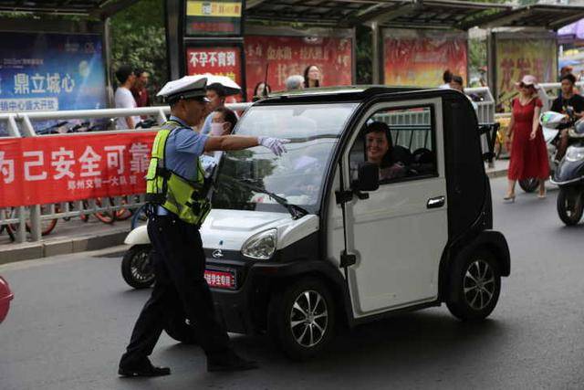 电动三轮车,四轮车已被明确界定为机动车,无证驾驶要被拘留!