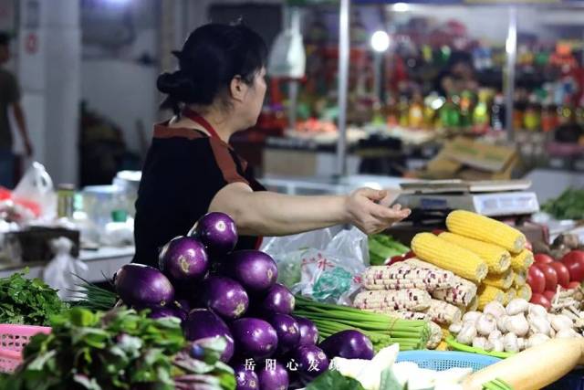 这里虽没有百货商超市那么光鲜亮丽,但卖菜台上,那些摆放得齐齐展展的