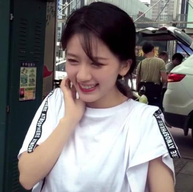 抖音最甜女孩上线,嫣然一笑宛如阳光倾泻,网友:简直是