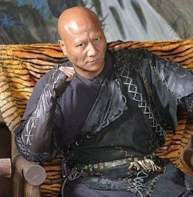 而是他代表了早期一批特定的反派动作演员,那个凭借真功夫,硬实力去