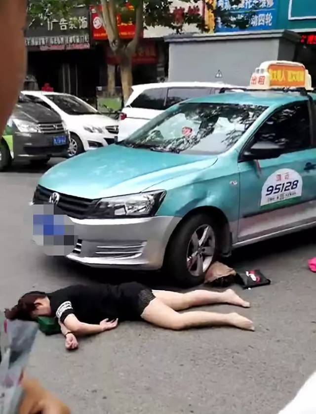 濮阳这个地方突发车祸,一女子被撞在地不停抽搐着.