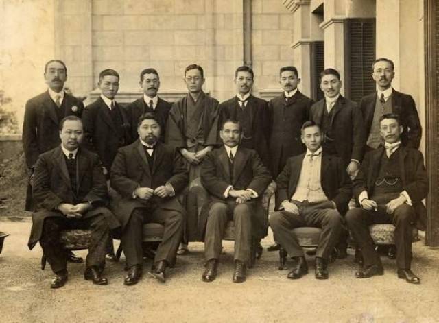 1913年3月20日,国会开会前夕,国民党代理理事长宋教仁被杀.